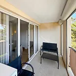 Spacious 2 Bedroom With Parking Апартаменты *