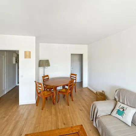 Spacious 2 Bedroom With Parking Сен-Тропе