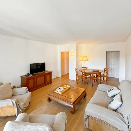 Spacious 2 Bedroom With Parking * Сен-Тропе