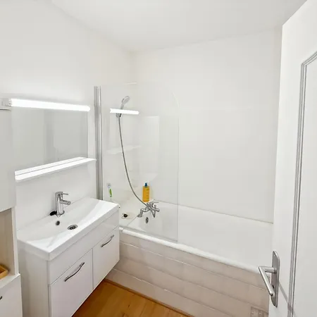 Apartment Spacious 2 Bedroom With Parking