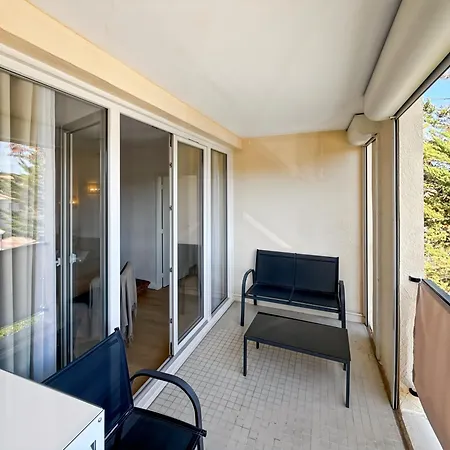 Spacious 2 Bedroom With Parking アパート *