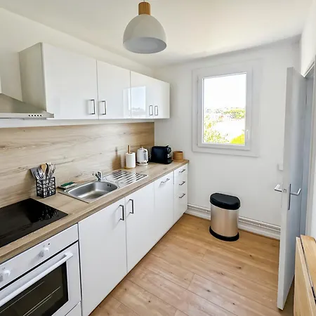 Spacious 2 Bedroom With Parking サントロペ