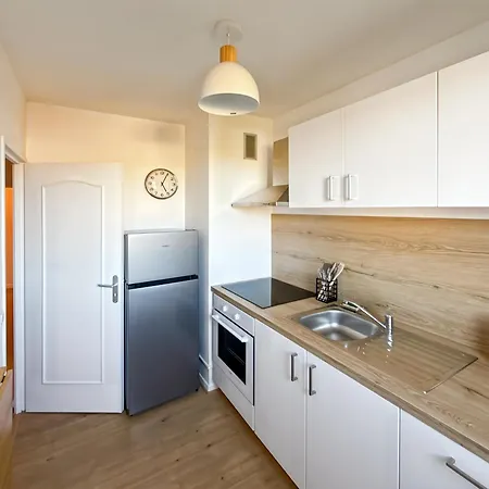 Spacious 2 Bedroom With Parking