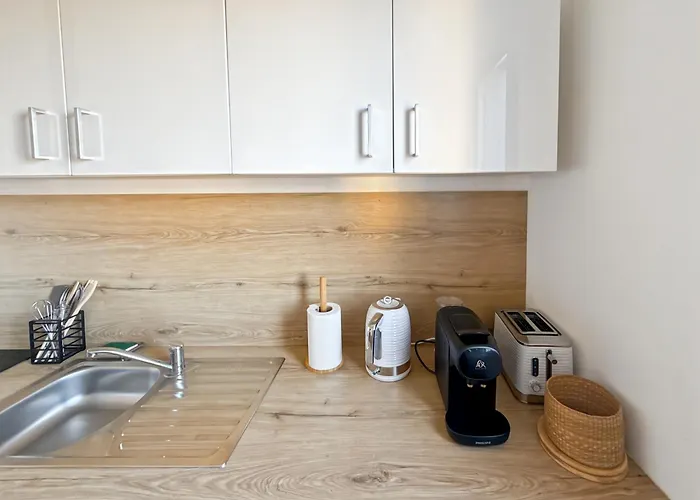 Spacious 2 Bedroom With Parking