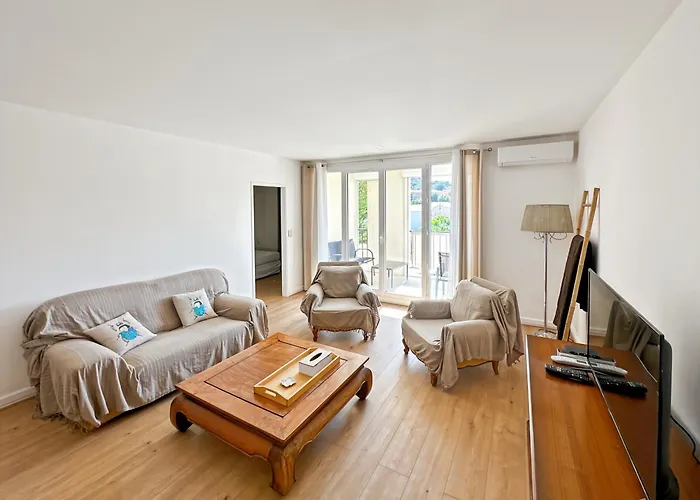 Spacious 2 Bedroom With Parking *