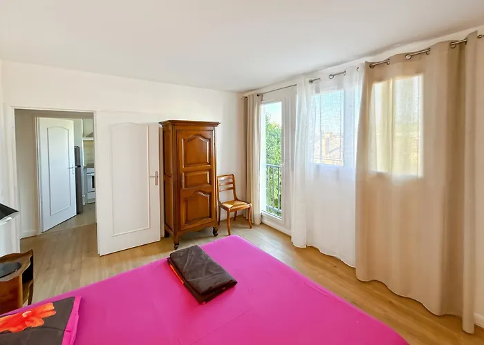 Spacious 2 Bedroom With Parking